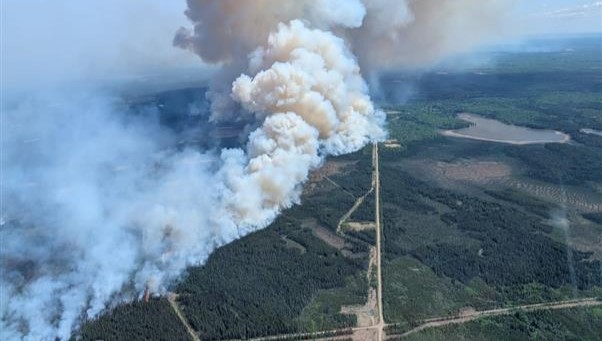 Winds fan aggressive Kelly Lake wildfire as crews scrambled to protect homes