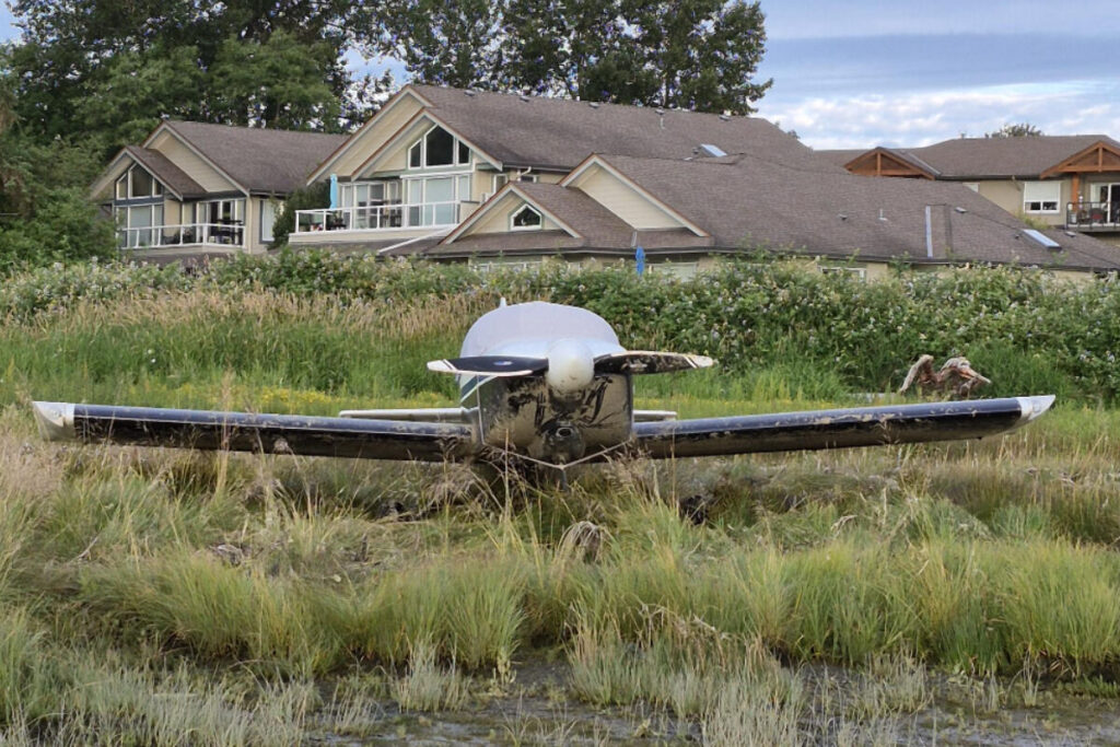 Nobody hurt after airplane fails to take off from Comox beach