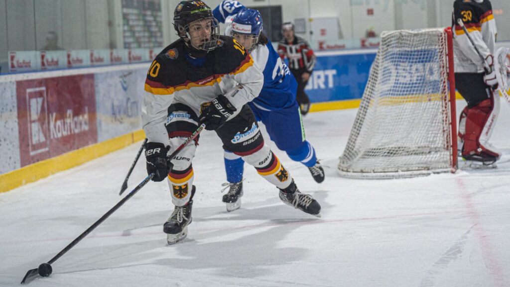 Pape signs with Smoke Eaters