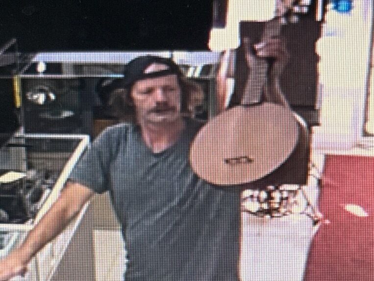 Nanaimo police look for banjo thief 
