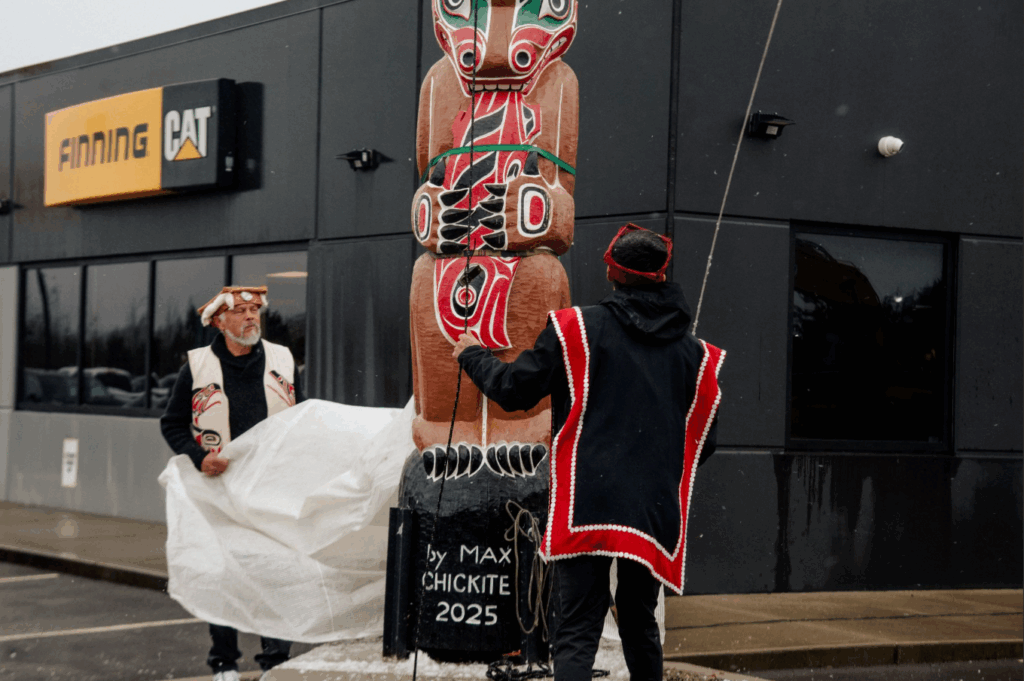We Wai Kai Nation raises first totem pole on Quinsam lands at Finning facility