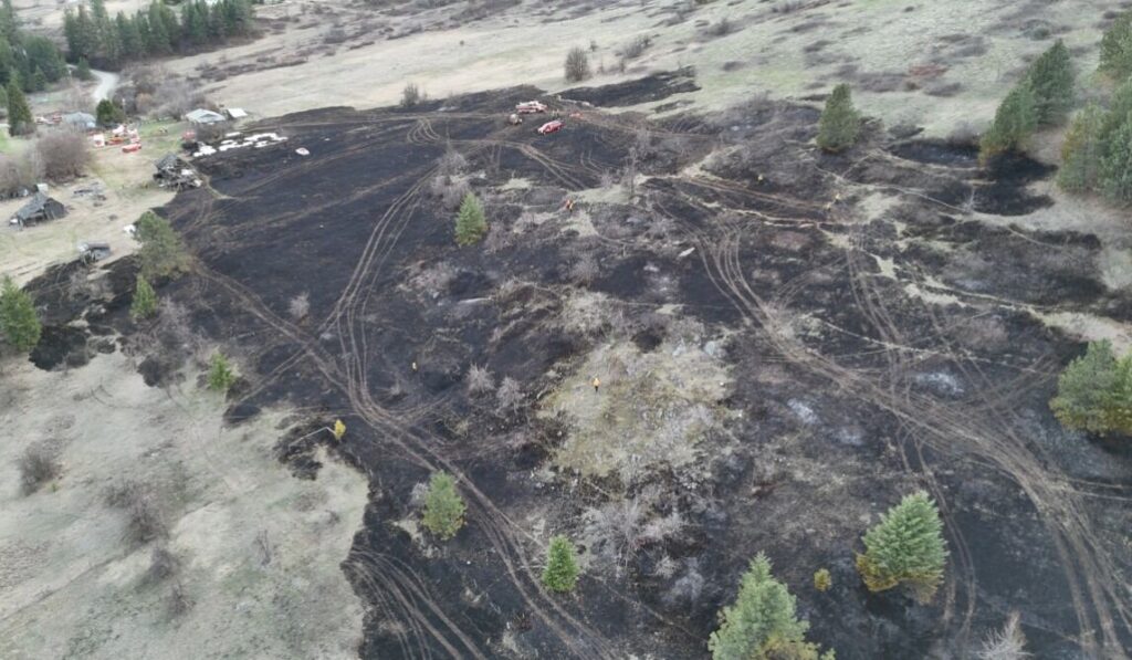Barn burns, homes evacuated due to Grand Forks grass fire