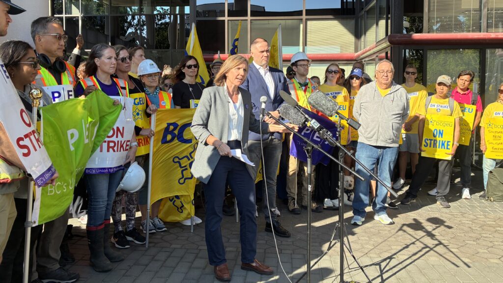 Government professionals union ratifies agreement with the province